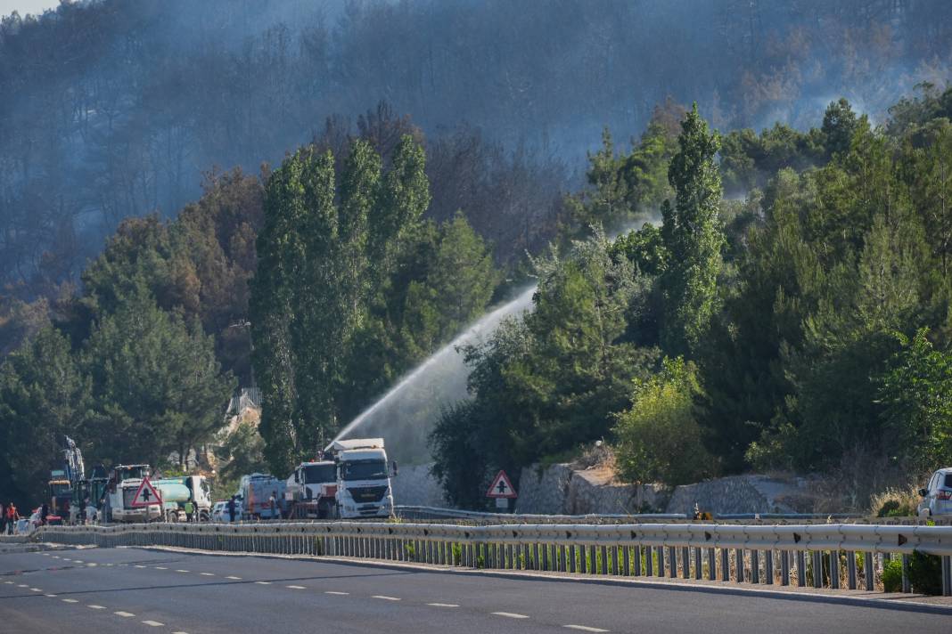 Bornova’daki orman yangını 23 saat sonra kontrol altına alındı 28